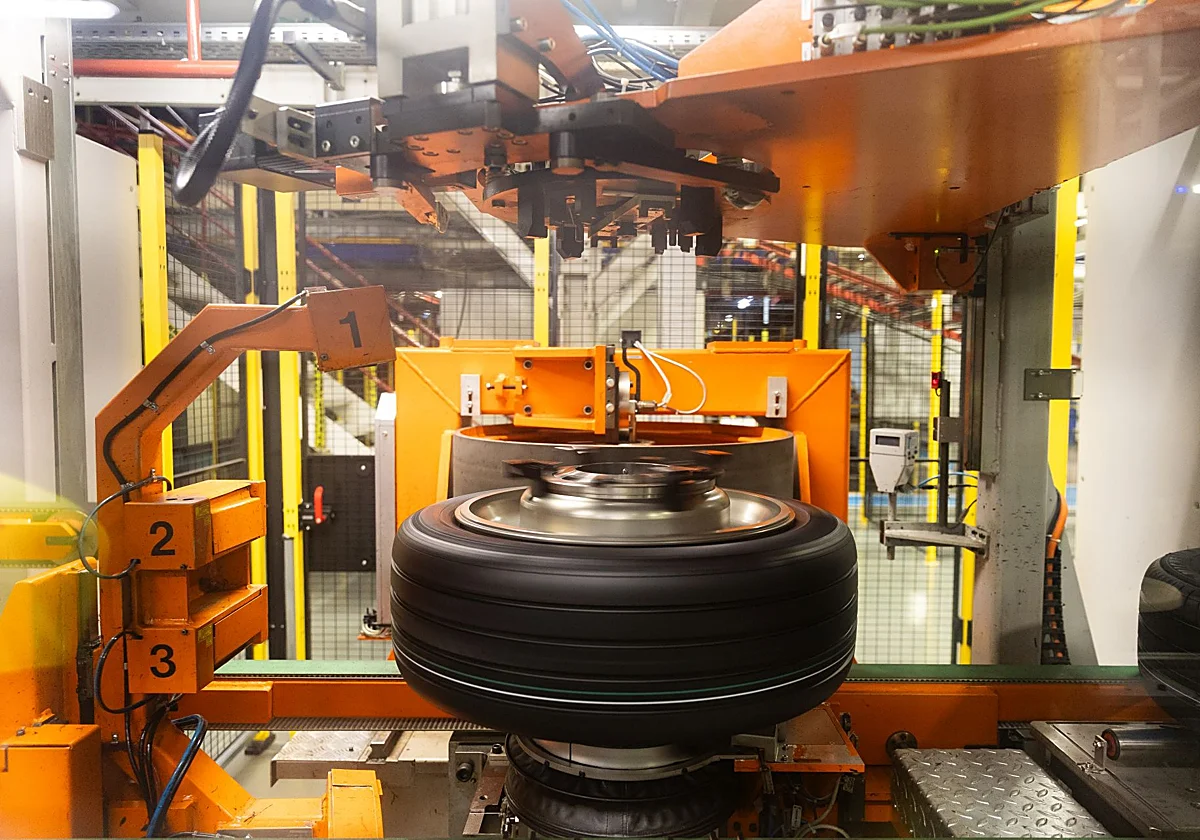 El desafío de fabricar neumáticos cada 18 segundos en la planta de Michelin en Vitoria
