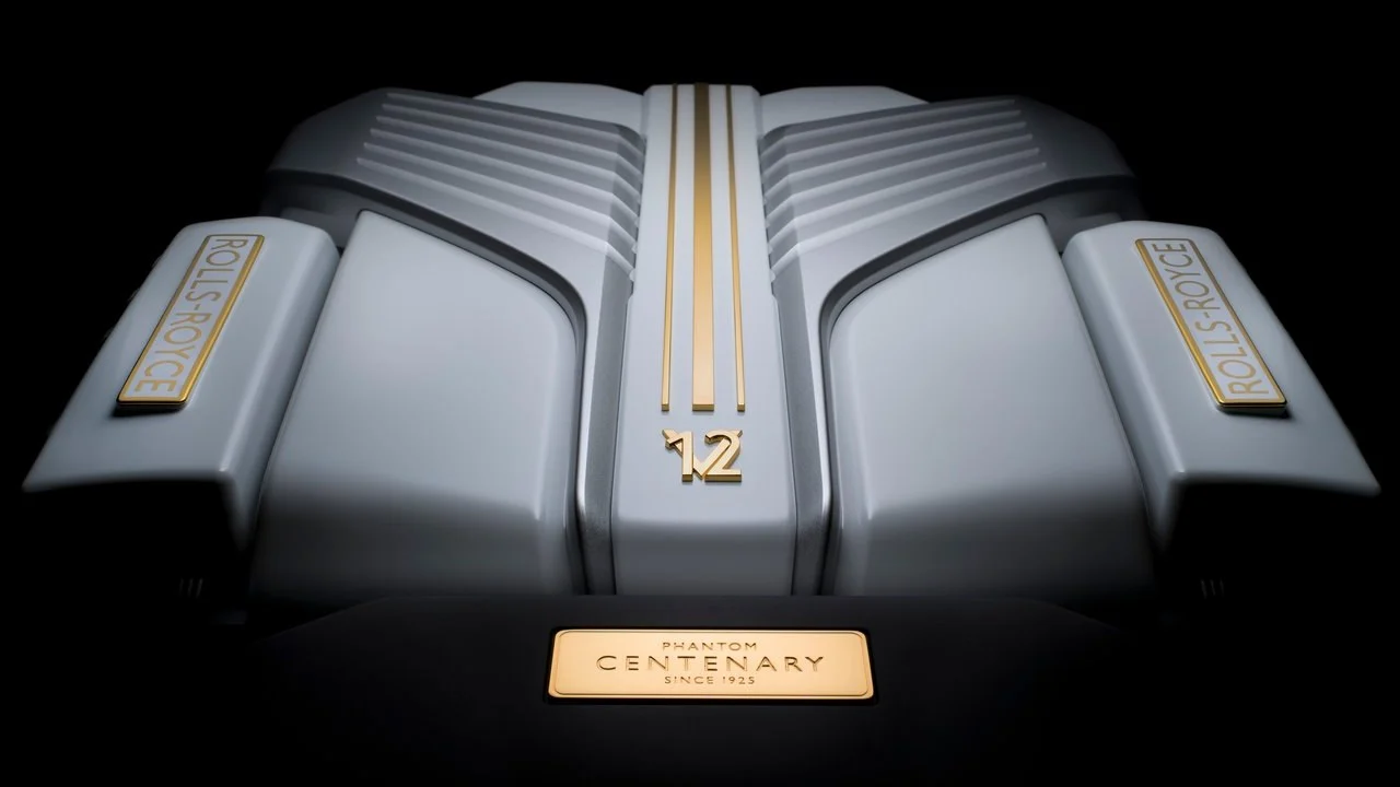 El V12 gana al enchufe: sus clientes “prefieren un motor V12”, dicen, y por eso no habrá eléctrico