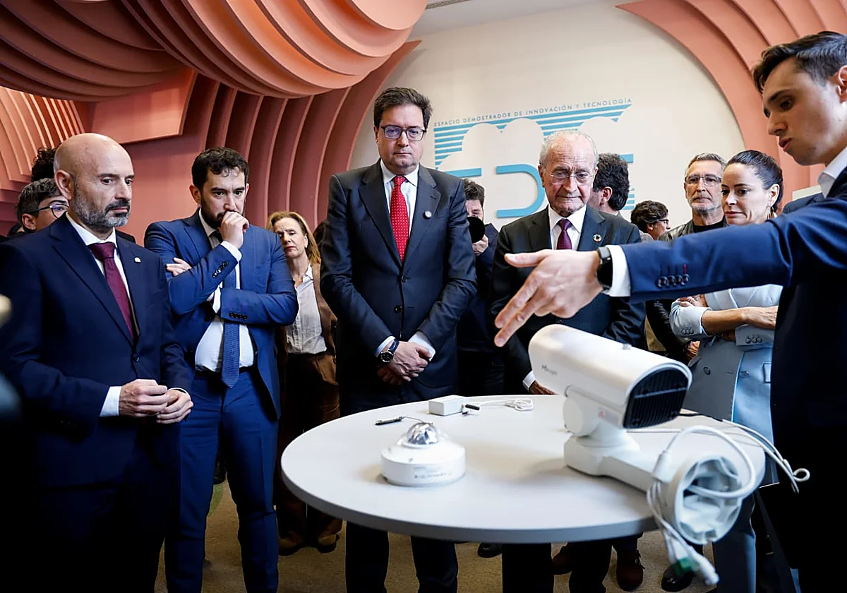 El ministro Óscar López respalda a Puente: «Está volcado con que Málaga recupere la conectividad cuanto antes»