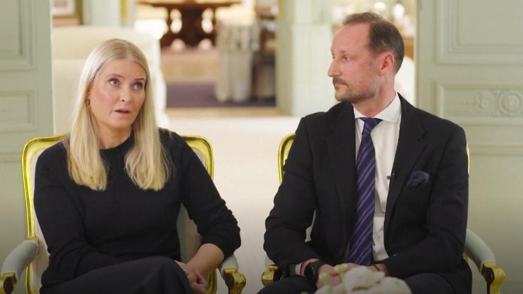 Mette-Marit dice que fue "engañada" y "manipulada" por Epstein y que desconocía sus agresiones sexuales