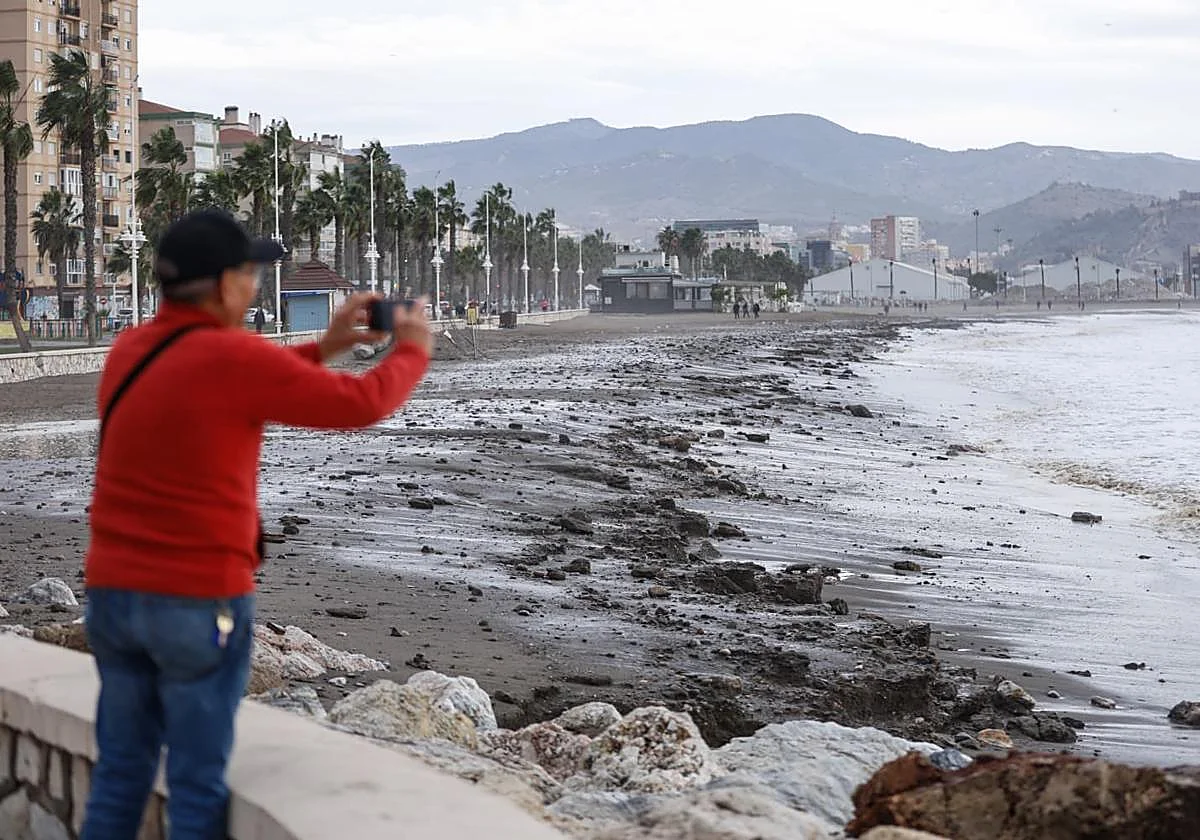 Olas de casi cinco metros y vientos de 50 km/h hacen estragos en playas de Málaga