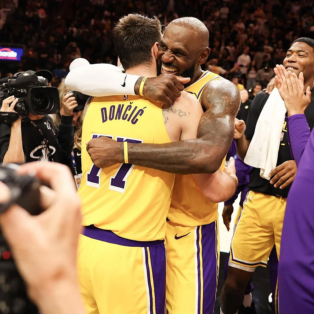 Doncic y LeBron se confabulan para firmar un partido mágico