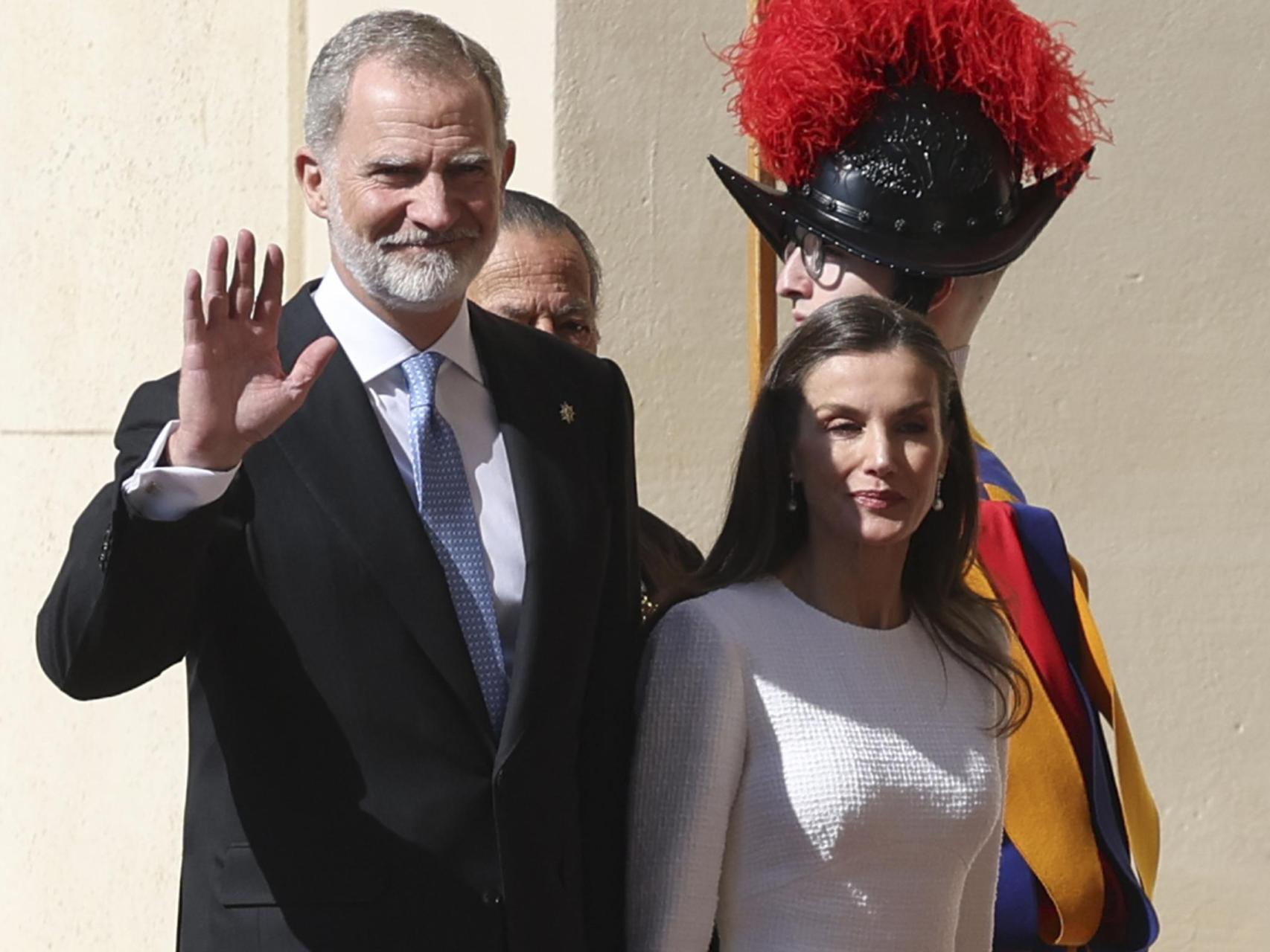 Letizia utiliza de nuevo el privilegio de blanco, pero sin mantilla, para la audiencia con el Papa en El Vaticano