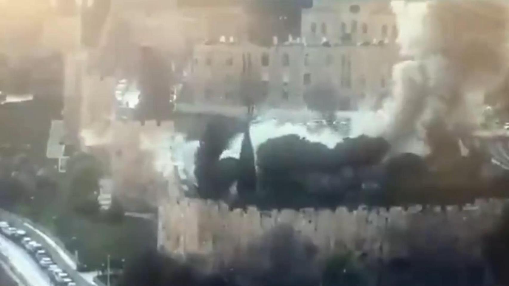 Fragmentos de un misil iraní impactan en la Ciudad Vieja de Jerusalén, a apenas 400 metros del Muro de las Lamentaciones