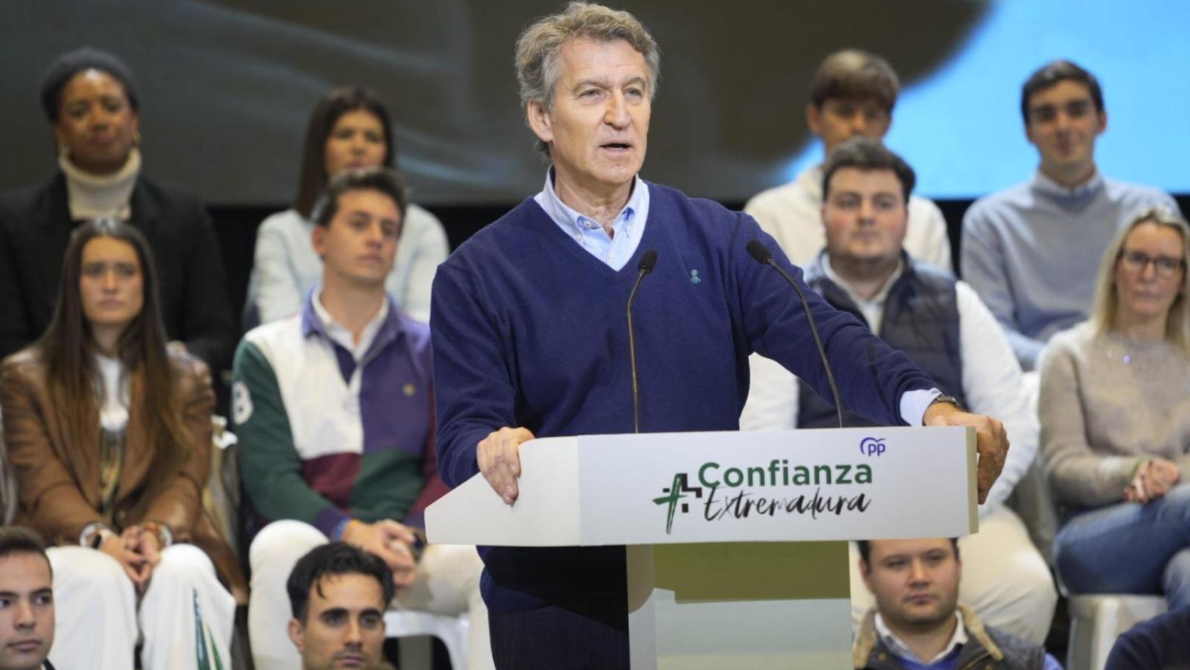 Feijóo exige elecciones por "decencia" y acusa a Sánchez de "encubrir a una manada de machistas y corruptos"