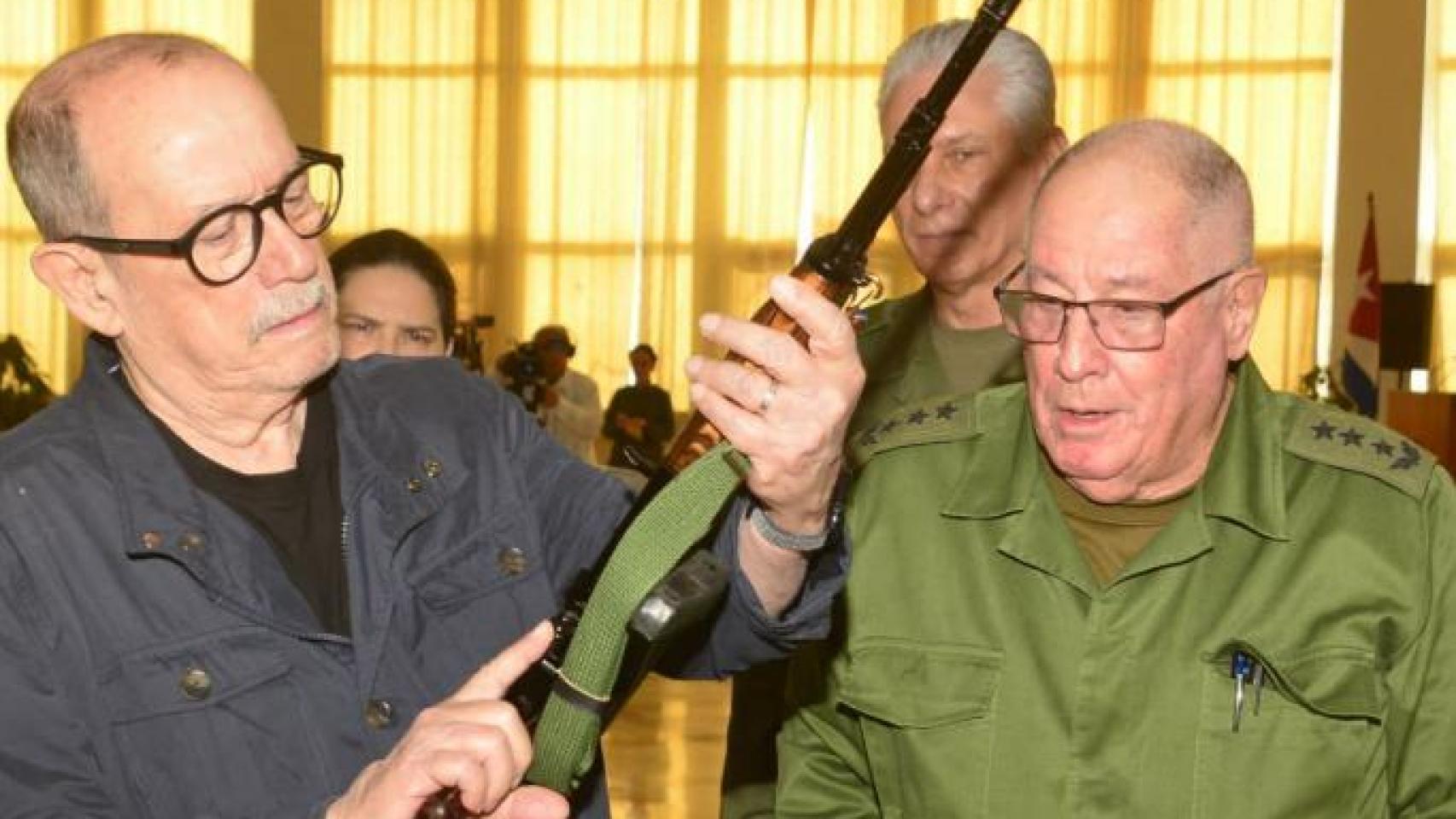 Silvio Rodríguez se ofrece como voluntario para defender Cuba de un ataque de EEUU y recibe su propio fusil: "Exijo mi AKM"