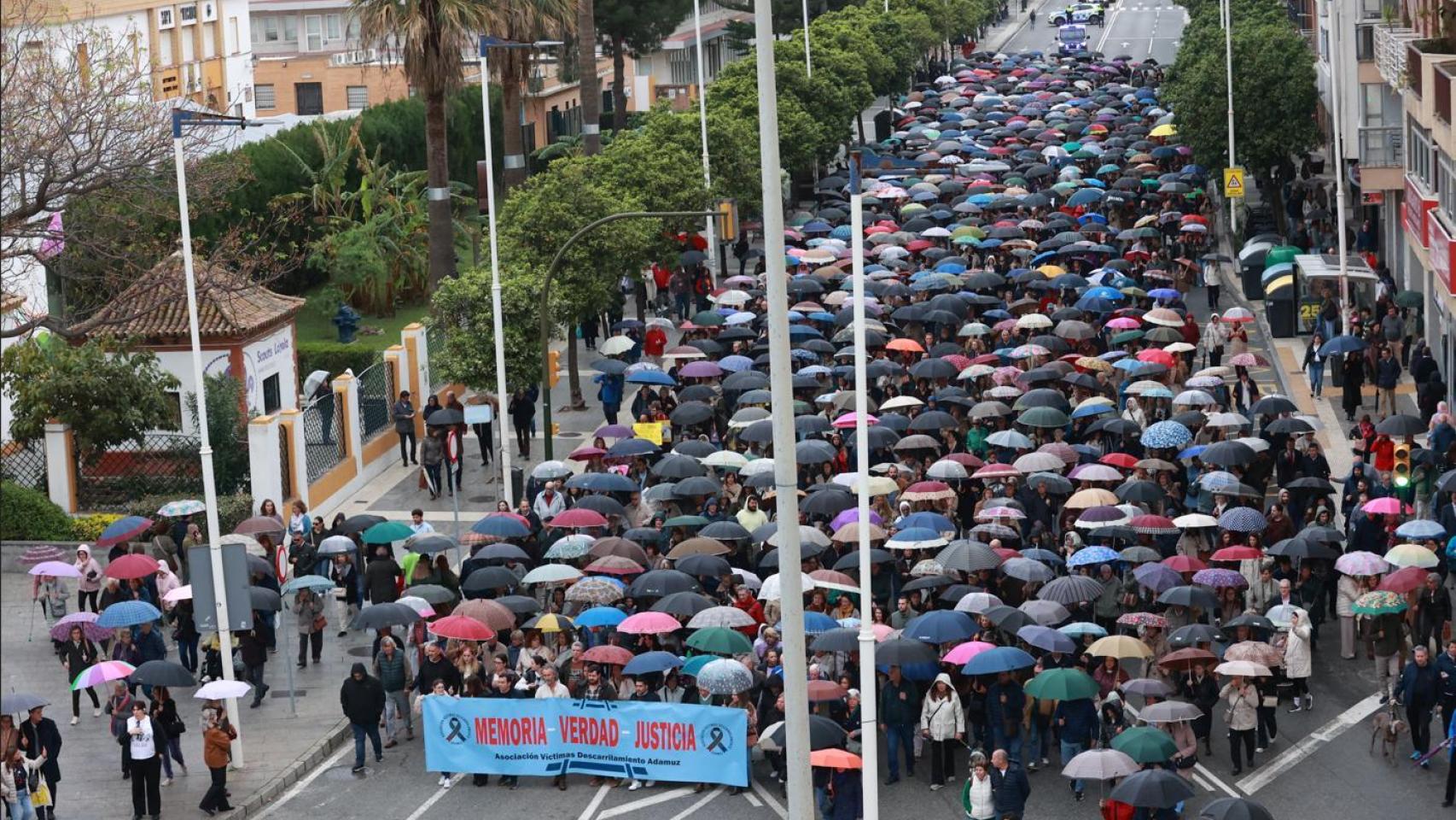 Miles de personas claman en Huelva justicia por las víctimas de Adamuz con la ausencia del Gobierno y del PSOE