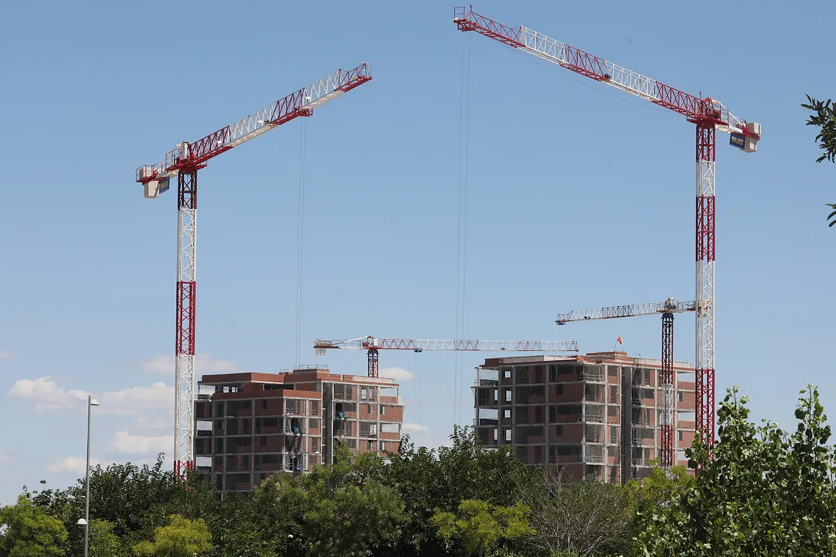 BBVA y CaixaBank avisan: el déficit de vivienda se agravará