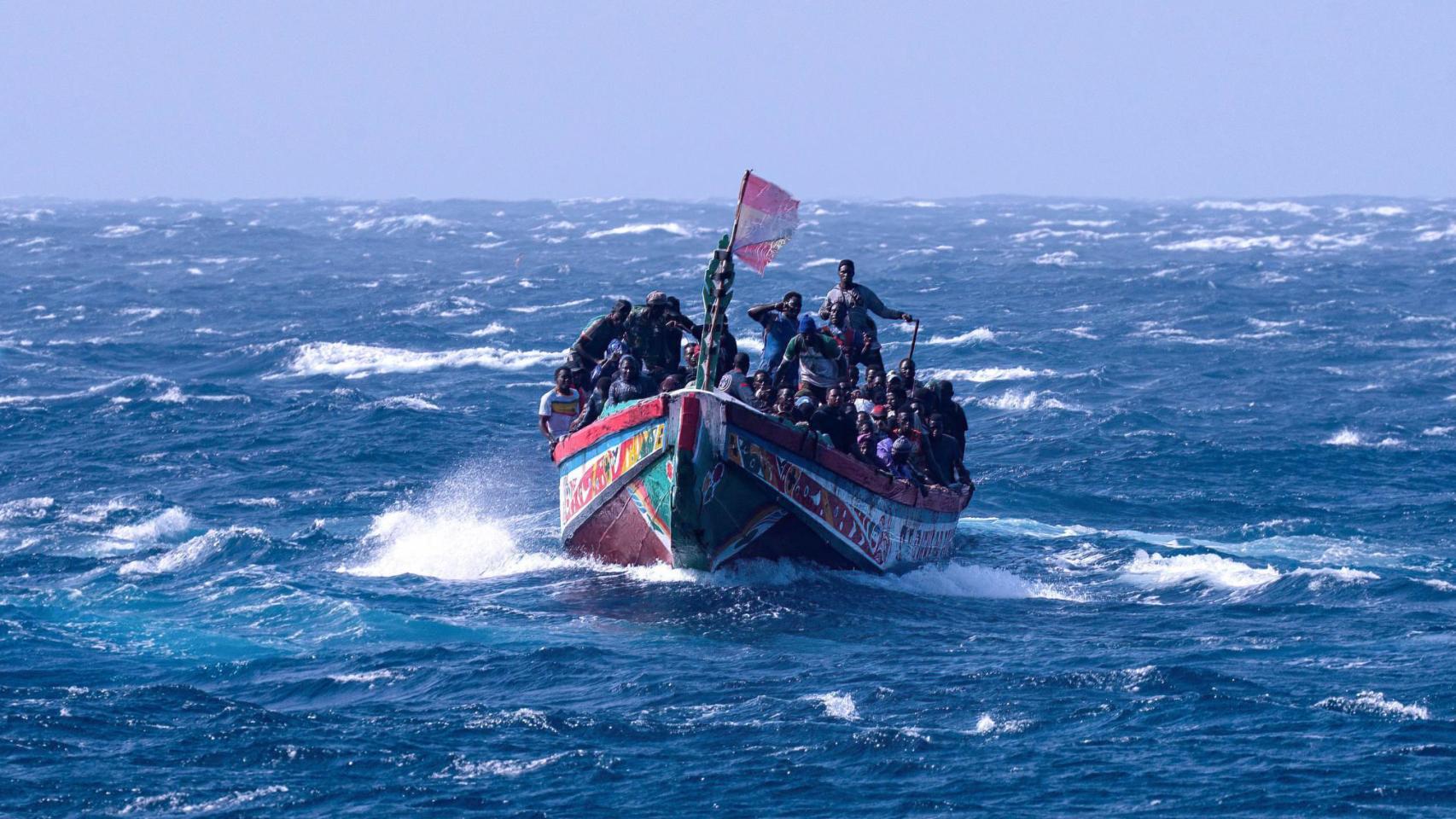 Los cinco civiles que rastrean cayucos desaparecidos donde el Estado ya no llega: "Hay barcos enteros que nunca existen"