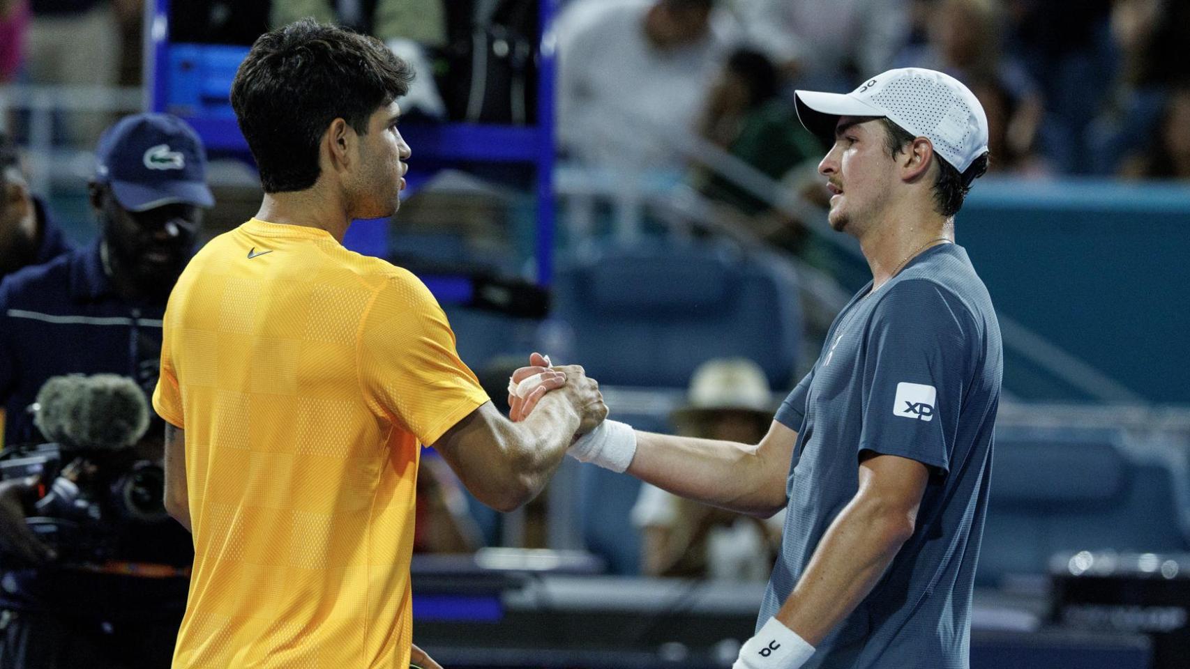 Carlos Alcaraz no da opciones a su otro yo: arrasa a Fonseca, la nueva promesa del circuito, en su estreno en Miami