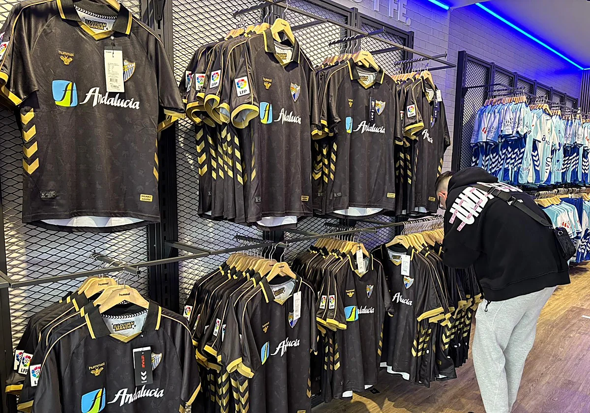 El Málaga vende 1.800 camisetas retro el primer día