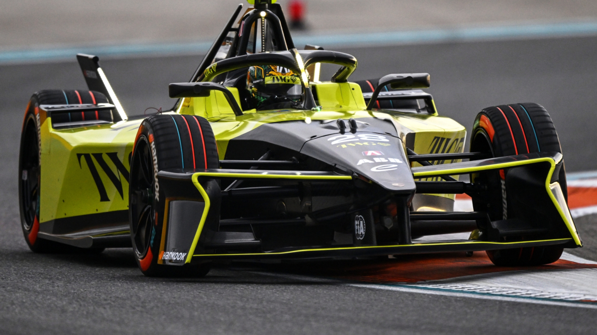 Felipe Drugovich domina en un Jarama húmedo que pone a prueba a los pilotos