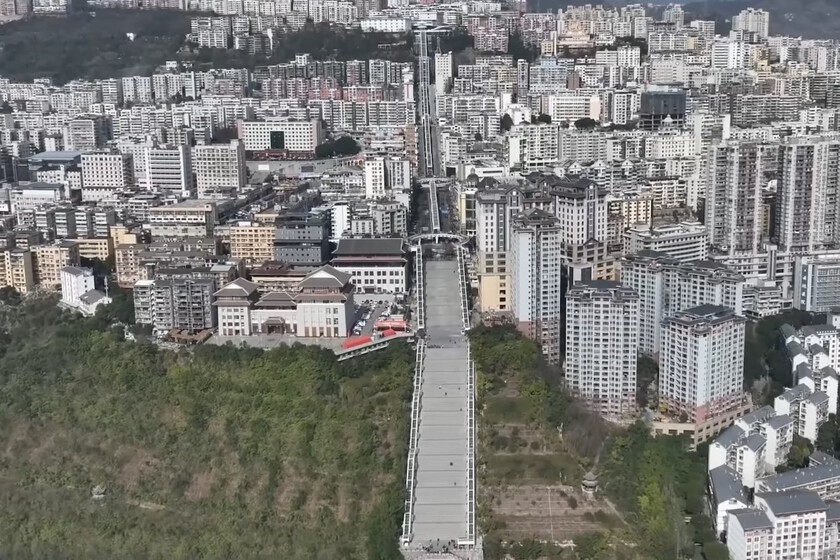 La escalera mecánica más larga del mundo está en China: casi un kilómetro para subir 242 metros