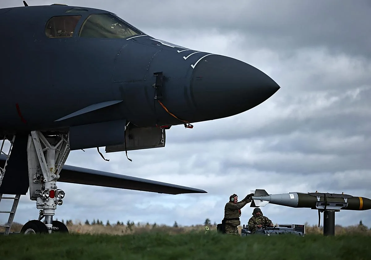 Irán amplía su amenaza al lanzar misiles sobre una base británica y de EE UU en el Índico