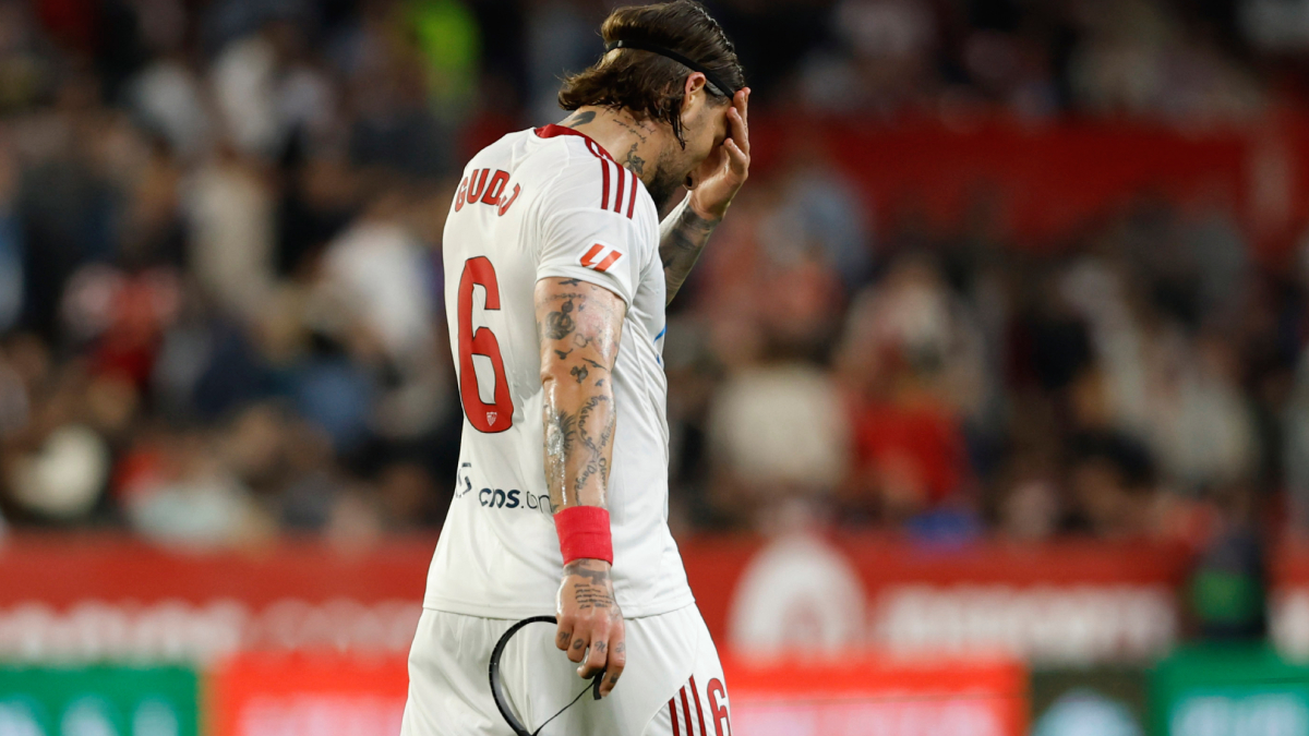 Tensión en el Sánchez-Pizjuán al descanso del partido ante el Valencia