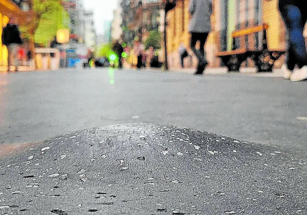 Indemnización de 147.000 euros por caerse en la calle: el juez culpa a un Ayuntamiento de un obstáculo «insalvable»
