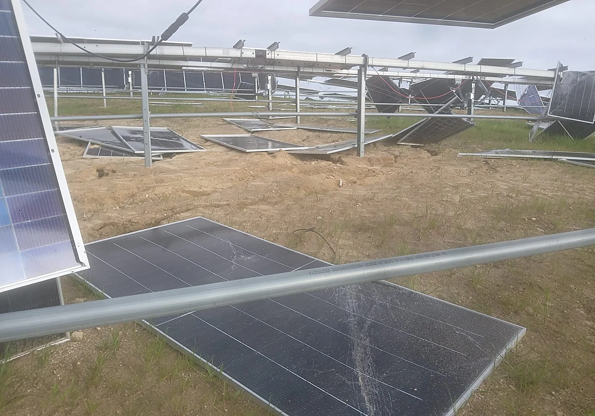 Alertan del impacto ambiental por las placas solares destrozadas por los fuertes vientos