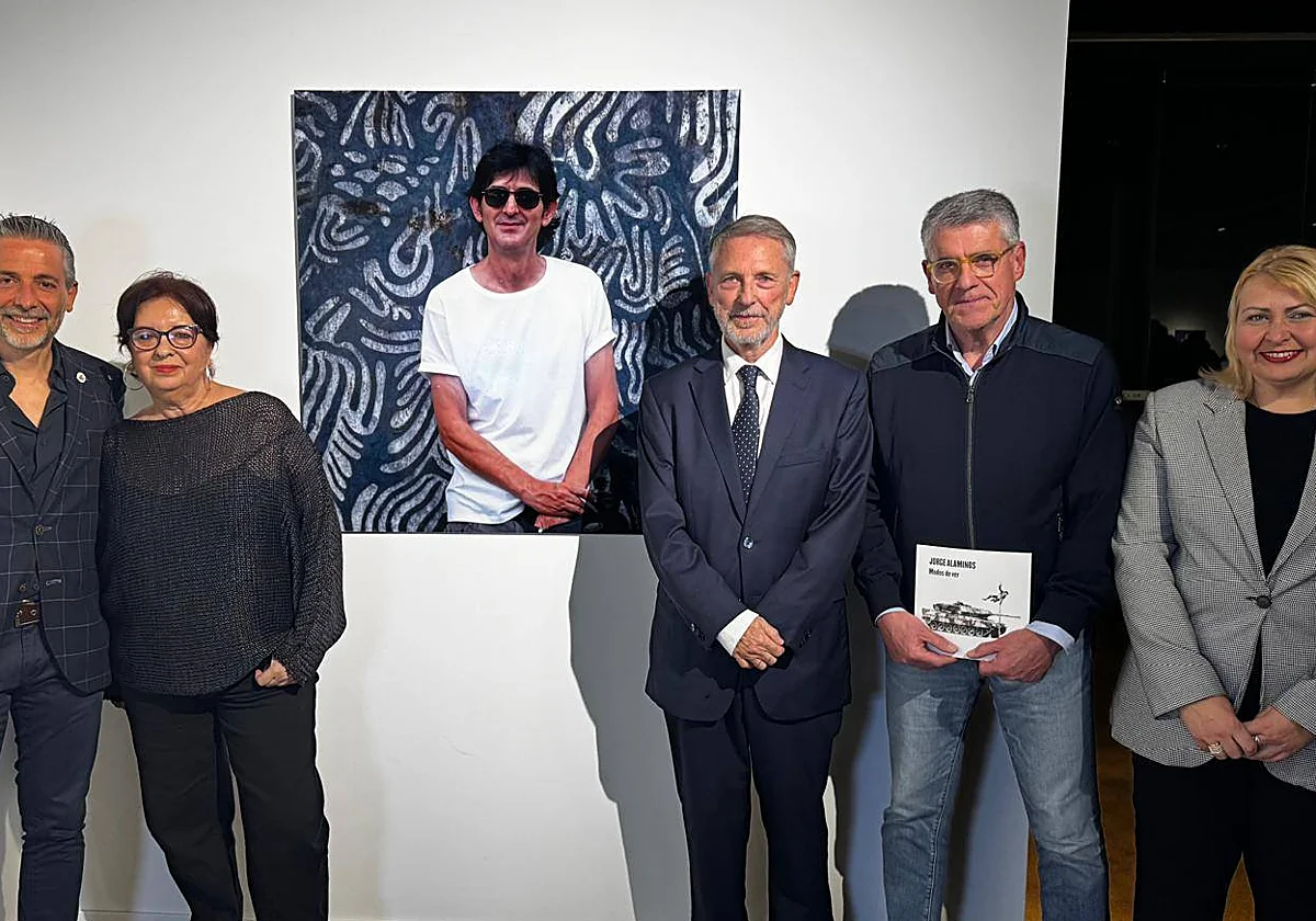 El Museo de Nerja rinde homenaje a Jorge Alaminos con una exposición marcada por la crítica social