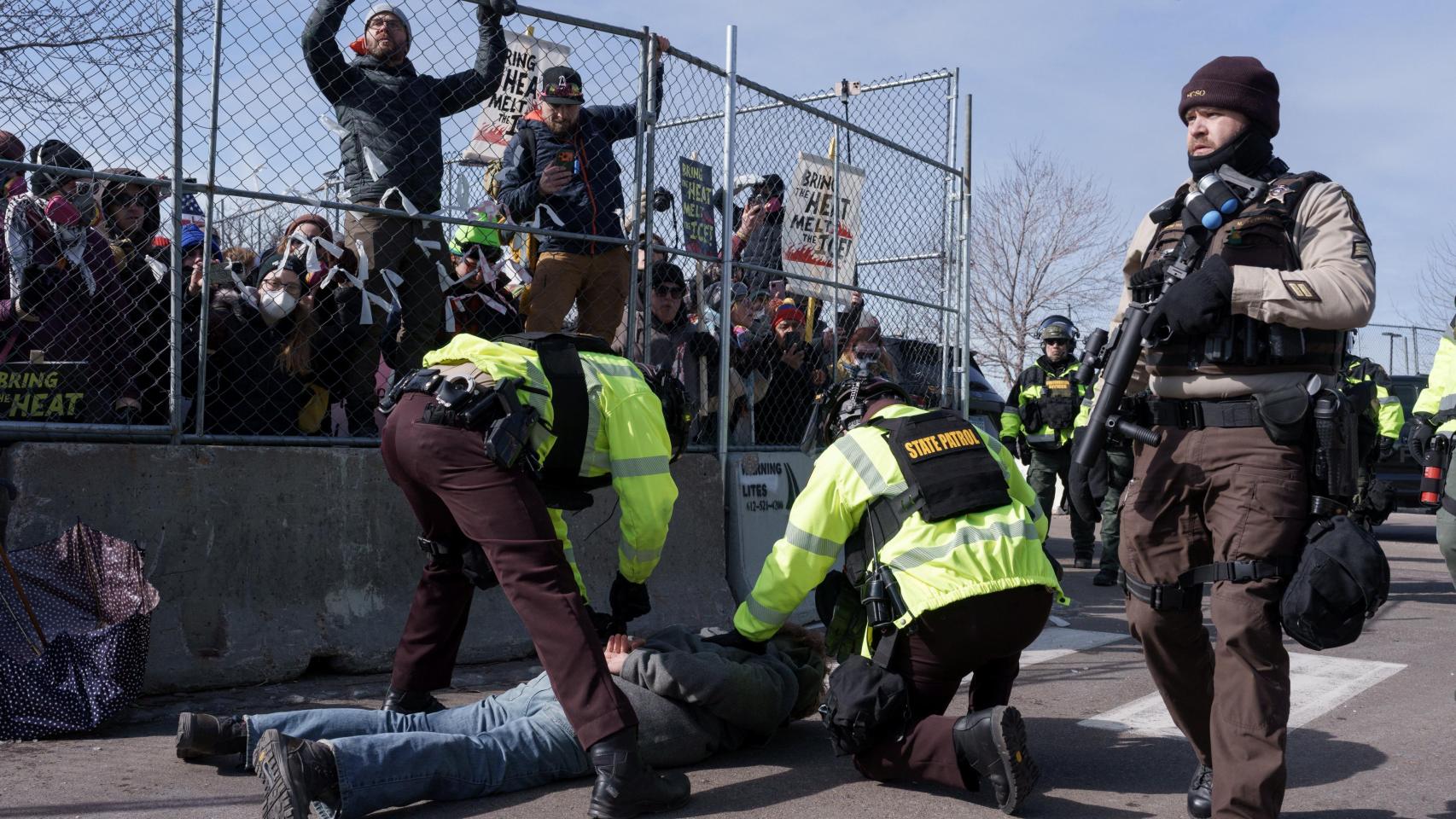 Trump entierra su promesa de deportaciones masivas de inmigrantes: reconoce su error y teme el castigo en las urnas