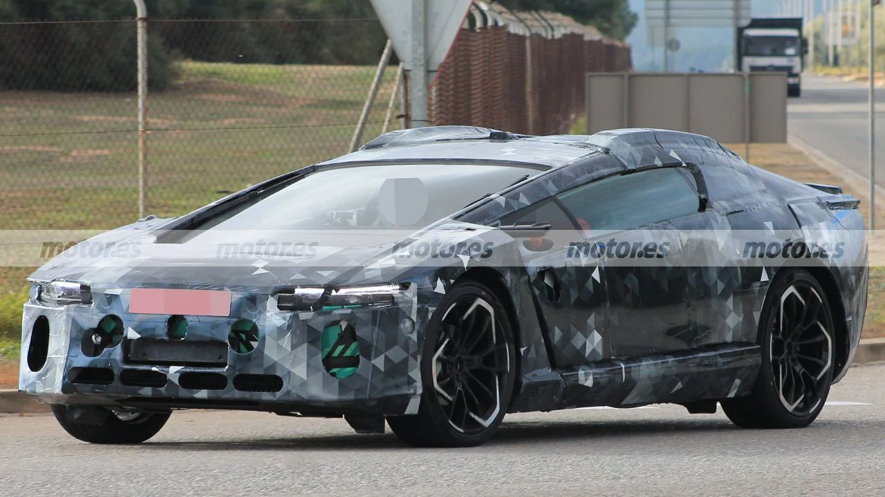Aston Martin rompe su propio discurso, primeras fotos espía del Lagonda eléctrico que ya rueda en secreto