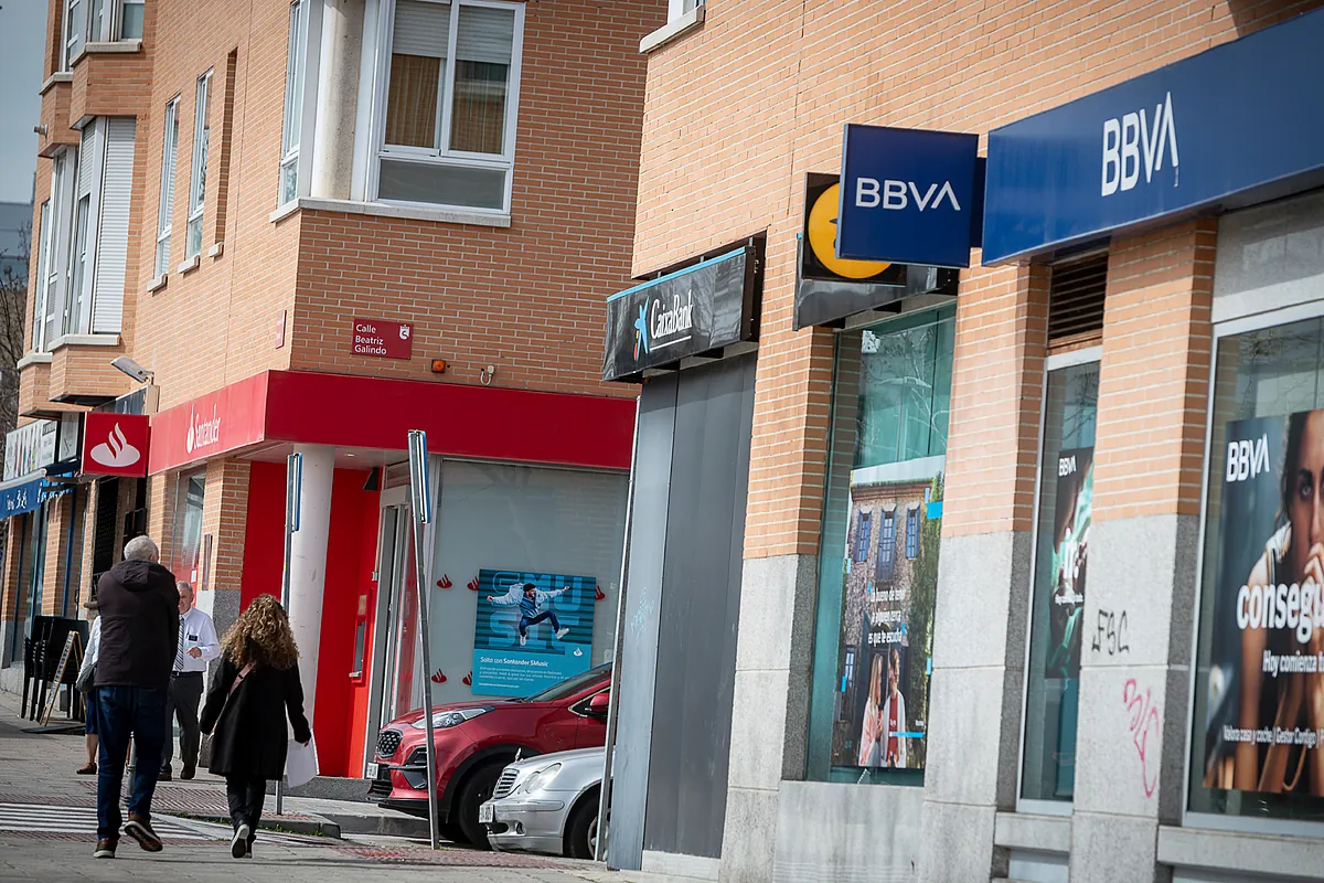 La banca española sufre en Bolsa con la guerra, pero pierde un tercio menos que el sector en Europa