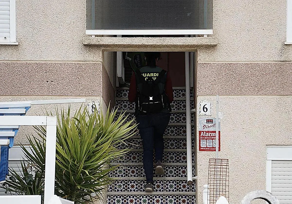 Minuto de silencio por el crimen de la menor de tres años en Torrevieja: «En un varapalo muy duro»