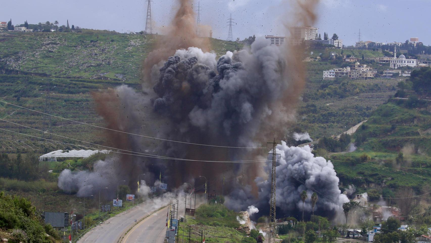 Israel vuela los puentes del río Litani para aíslar el sur del Líbano , preludio a una operación militar por tierra