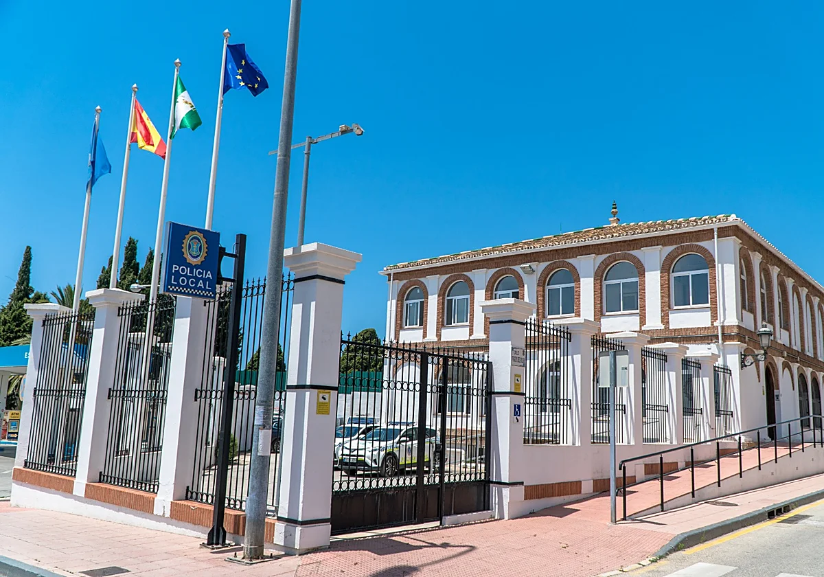 Nerja apuesta por la energía renovable: instalarán marquesinas fotovoltaicas en la Jefatura de la Policía Local