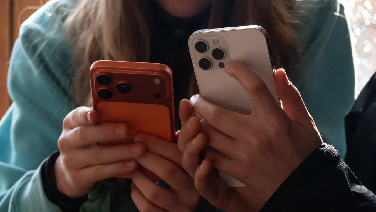 Prohibir las redes a menores está de moda, pero Brasil prefiere exigir plataformas menos adictivas