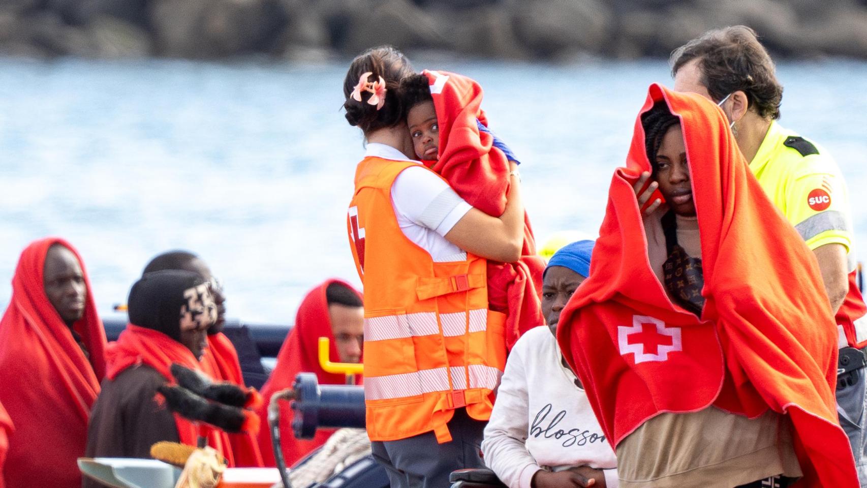 La crisis de menas que no cesa: han llegado 811 y sólo han salido 701 de Canarias un año después del decretazo para su traslado