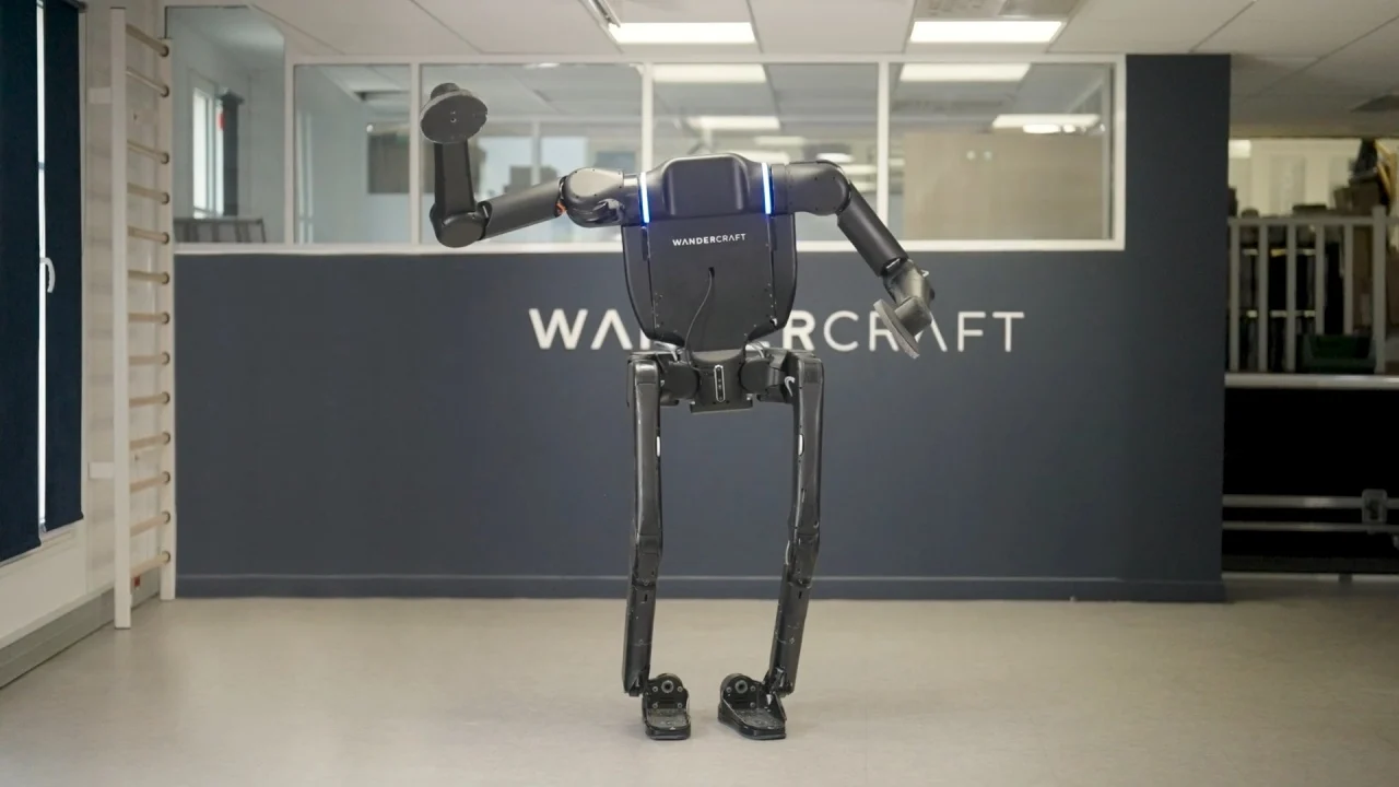 Renault ya tiene su ejército de 'Playmobil' industriales: robots sin cabeza para hacer los coches que vienen