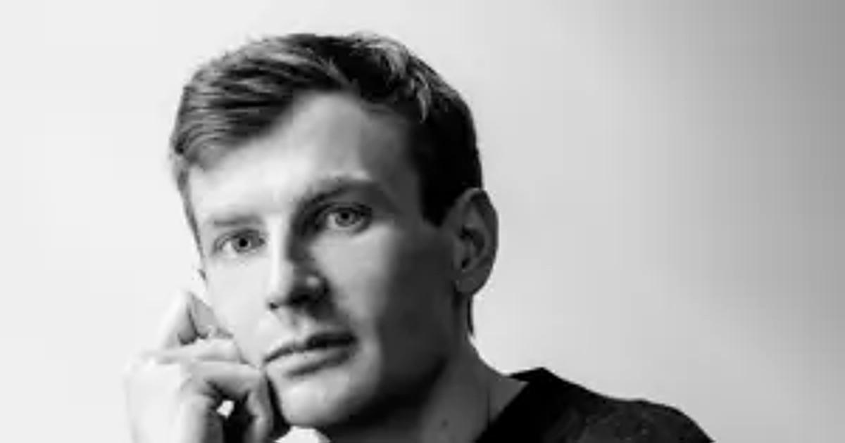 Hal Ebbott, entre el fin de fiesta y el fuego amigo