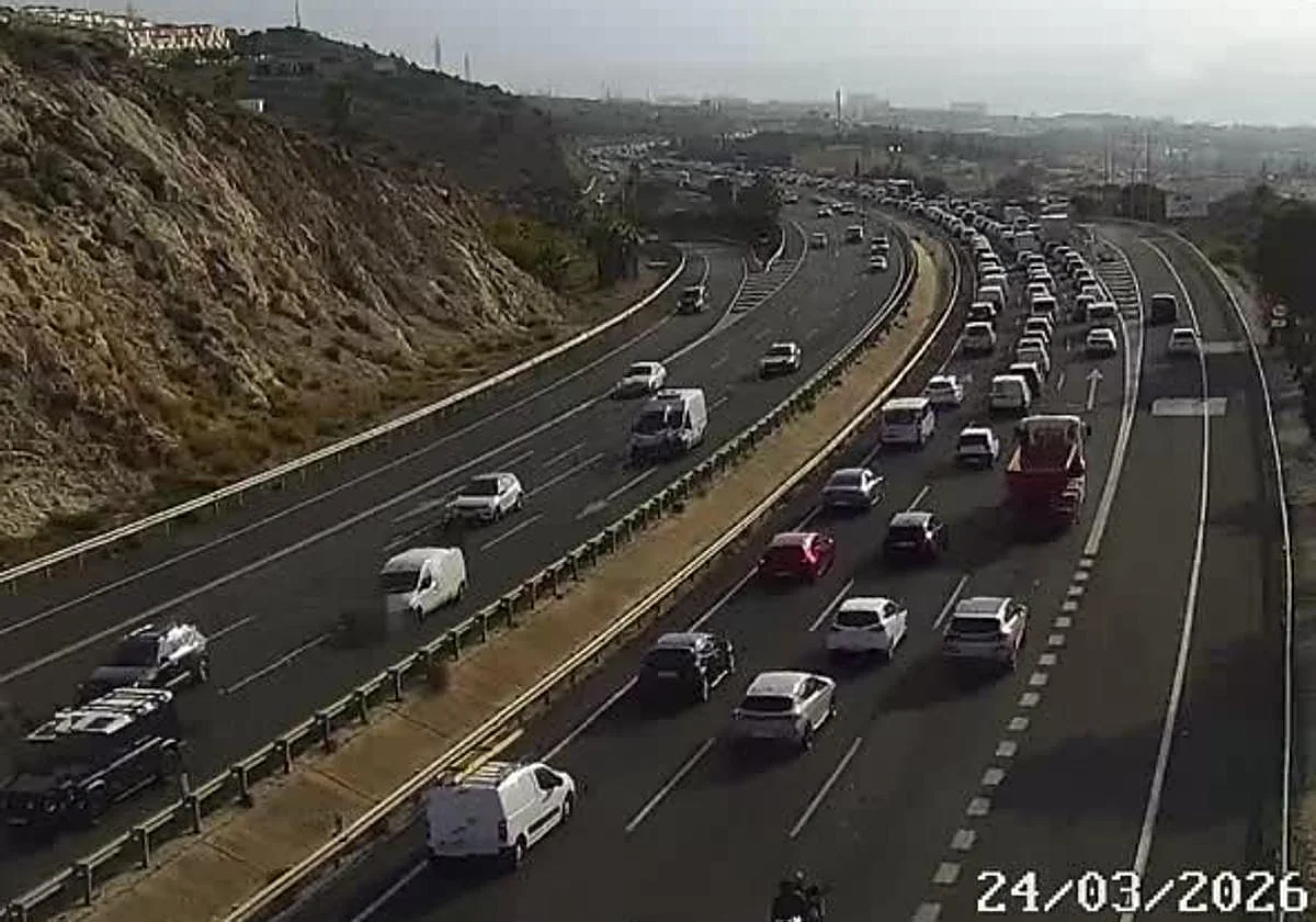 Un alcance entre dos vehículos deja cinco kilómetros de atascos en la A-7 en Benalmádena
