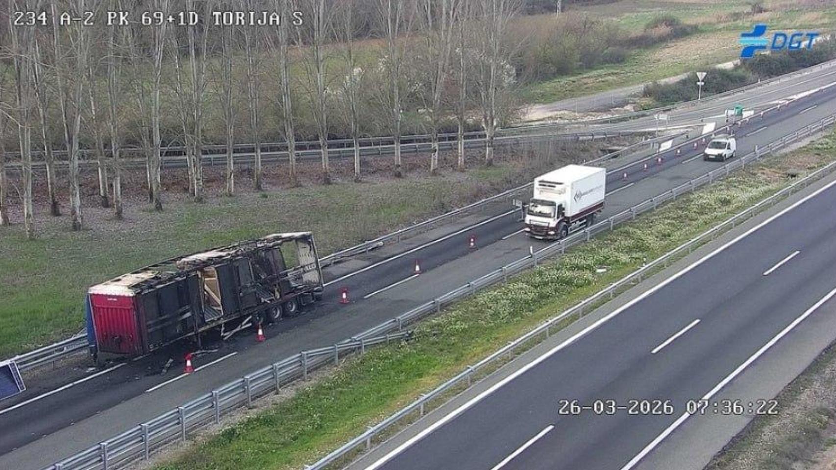 Un camión en llamas obliga a cortar la autovía A-2 más de dos horas a la altura de Torija (Guadalajara)