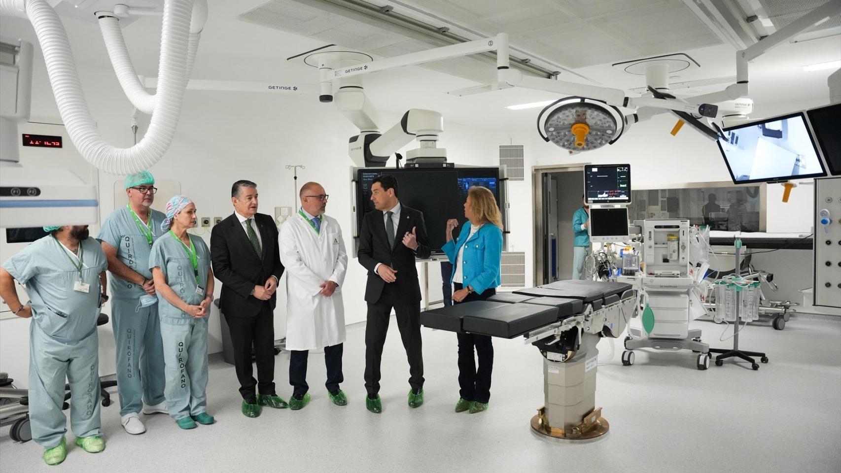 El Gobierno andaluz pacta con los sindicatos el nuevo modelo profesional y rompe la estrategia sanitaria de Montero