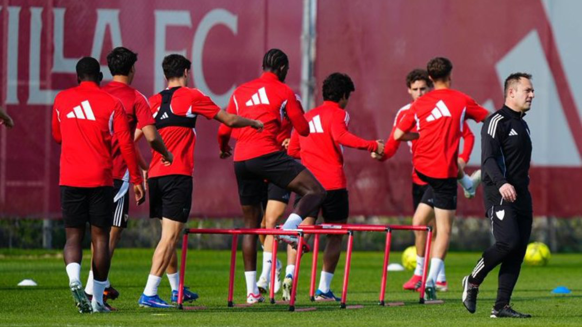 Luis García Plaza arranca su etapa en el Sevilla con la vista puesta en el Carlos Tartiere