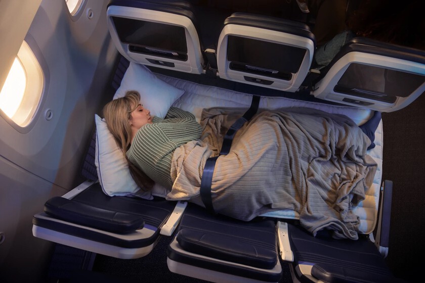 Dormir en clase turista ha sido misión imposible. Algunas aerolíneas están probando tres asientos que se convierten en cama