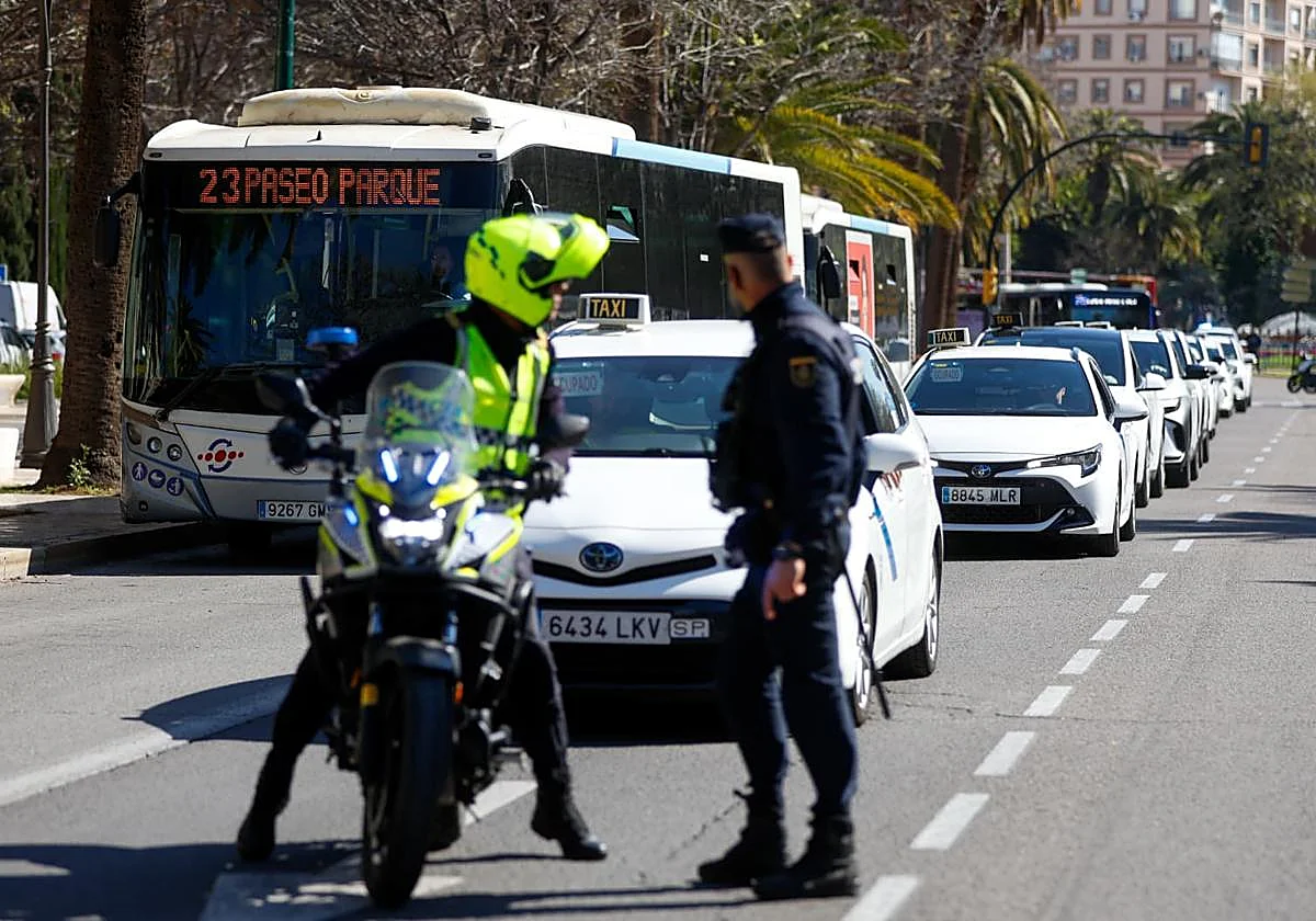 Una protesta del taxi paraliza el Paseo del Parque y provoca atascos en el Centro de Málaga
