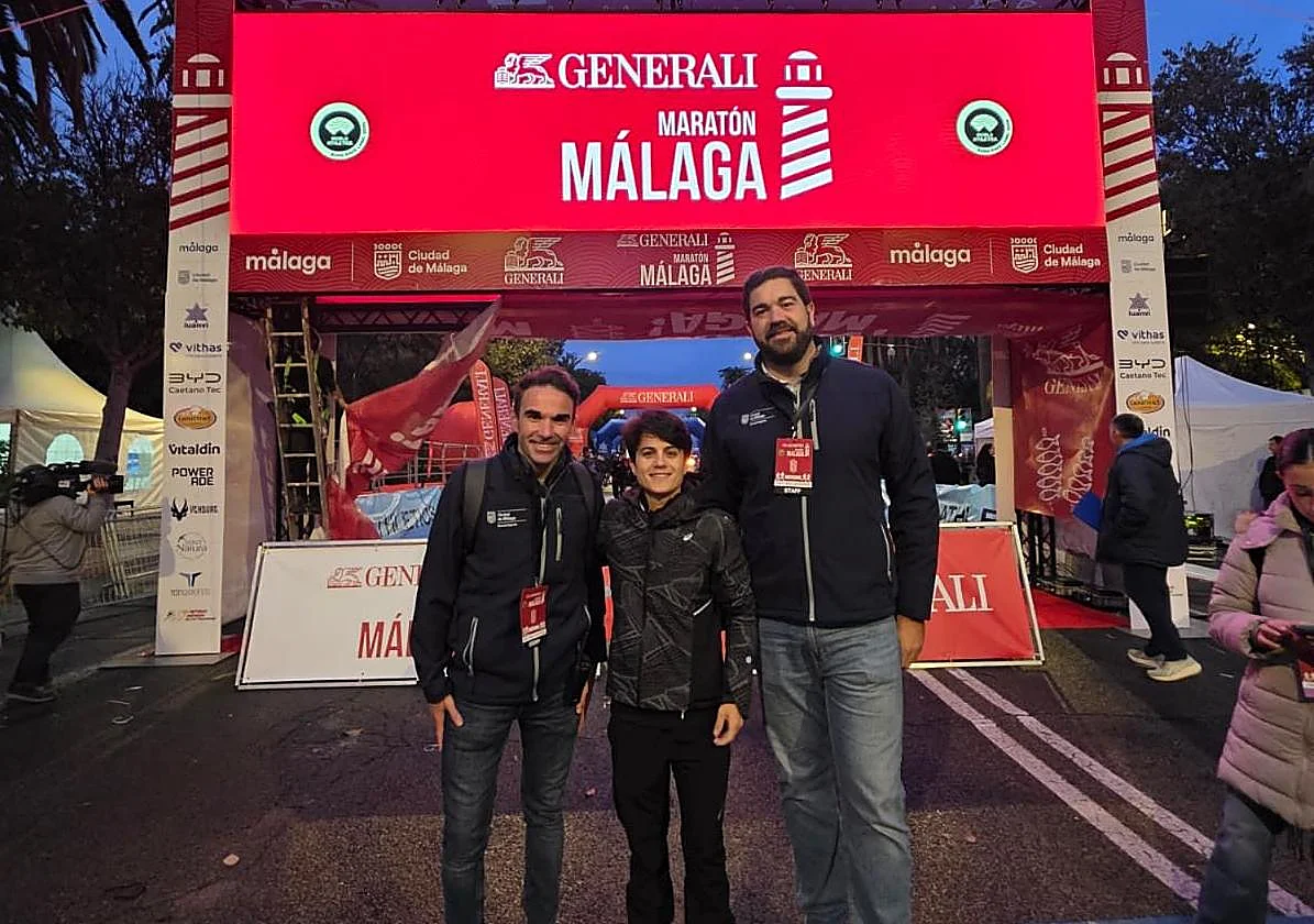 La campeona del mundo de marcha, María Pérez, toma salida en el Generali Maratón de Málaga