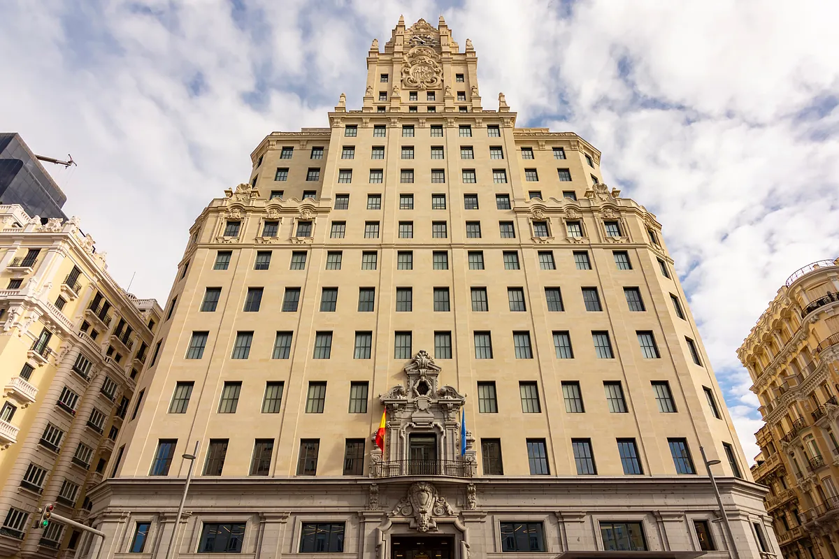Rafael Serrano, Terralpa y los Ardid se disputan el edificio de Telefónica en Gran Vía