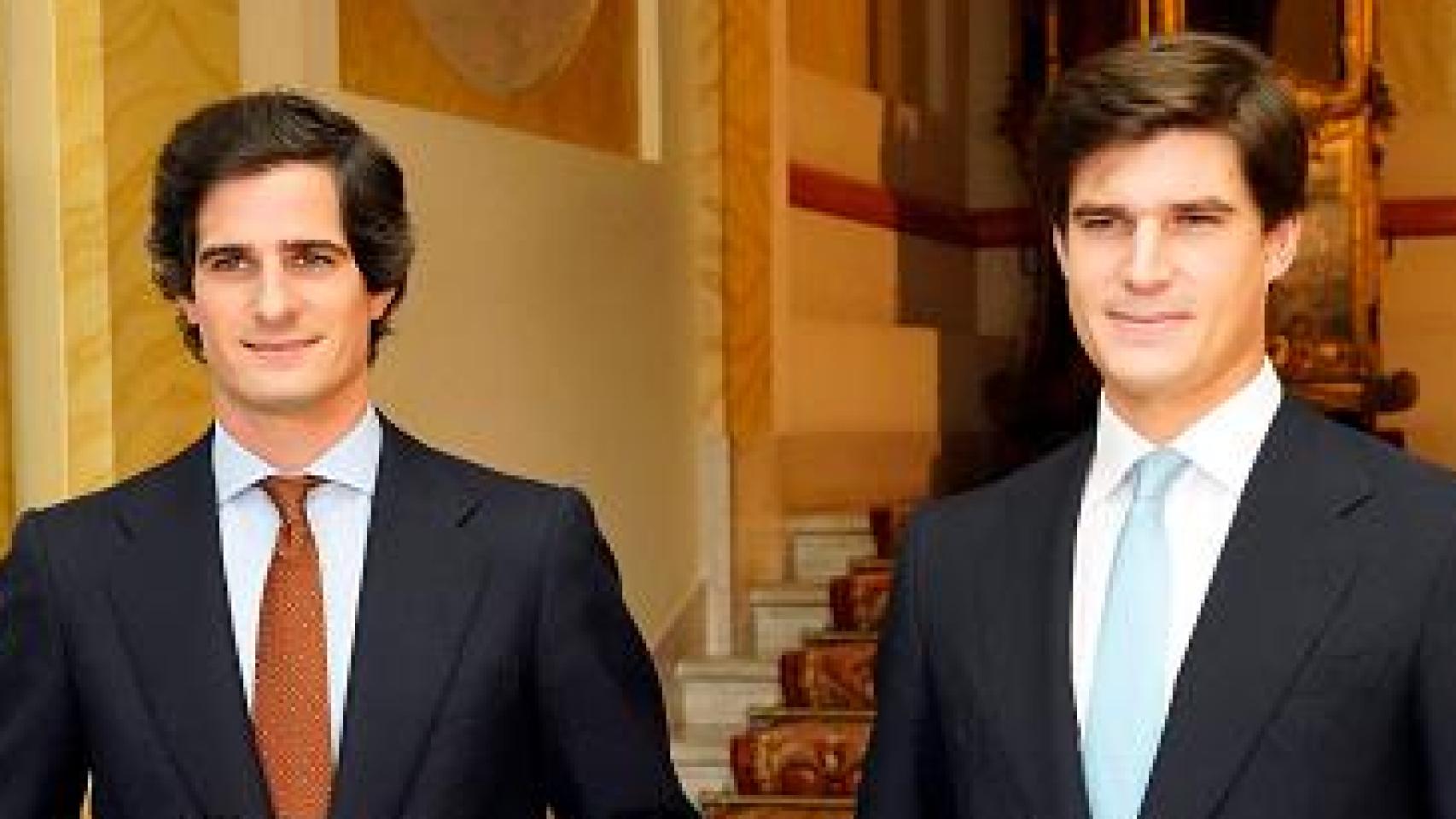 El duque de Alba prepara el terreno para que sus hijos, Fernando y Carlos, lideren el futuro del ducado