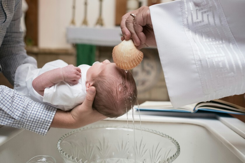 Si el catolicismo está volviendo en España desde luego no se refleja en sus sacramentos: cada vez nos bautizamos y casamos menos