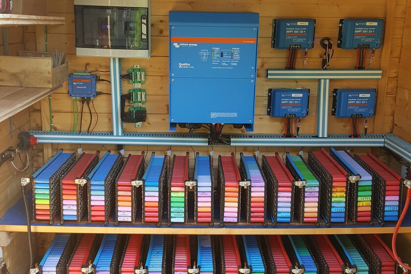 Un usuario lleva 10 años alimentando su casa con 1.000 baterías de portátiles y paneles solares. Otros ya intentan copiar la idea