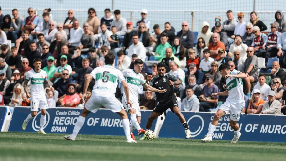 El Elche gana en el último suspiro al Aston Villa (1-2)