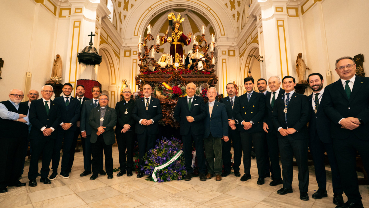 El Betis realiza la tradicional ofrenda floral al Cristo de la Misión