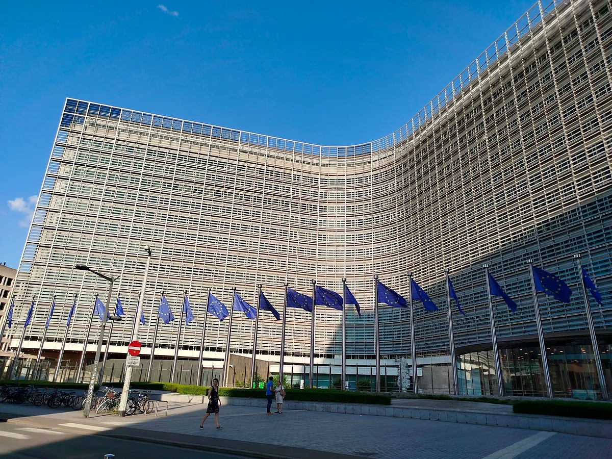 Bruselas anticipa un recorte de 0,6 puntos en el crecimiento por la guerra de Irán y avisa del "riesgo de estanflación"