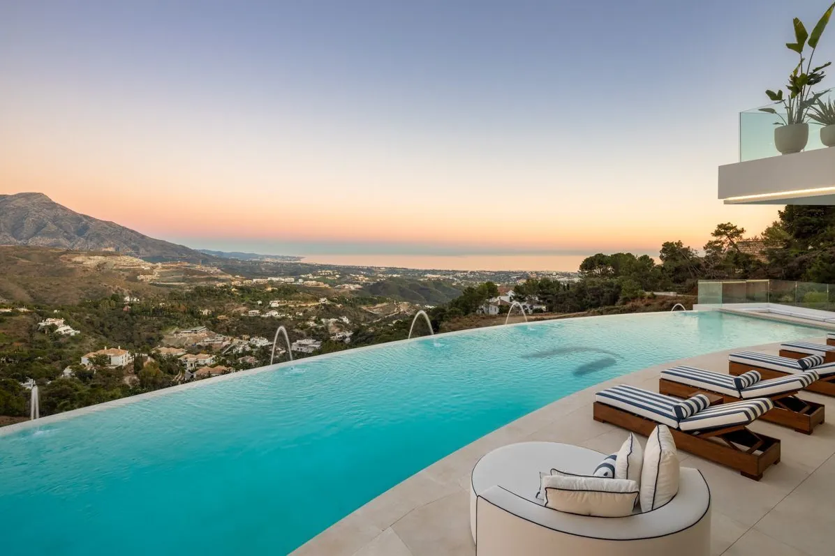 Bolera privada y vistas al Mediterráneo: así es la villa de 30 millones que se vende en La Zagaleta