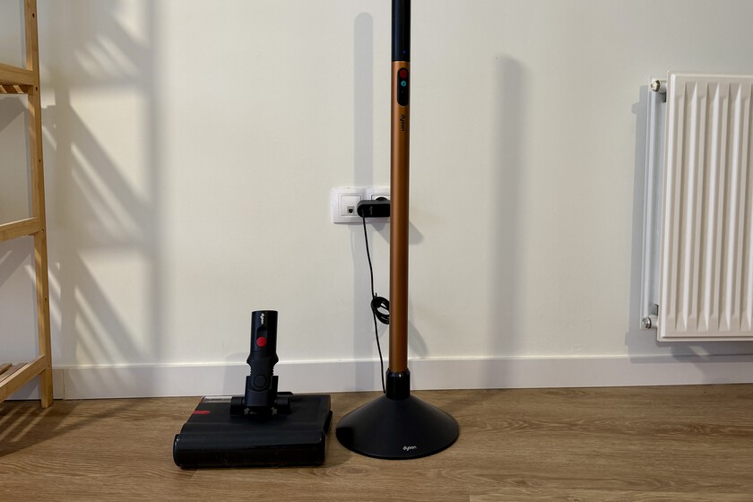 Dyson Pencilwash, análisis: parecía imposible meter una fregona eléctrica en un tubo de 4 centímetros. Dyson: sujétame el cubata