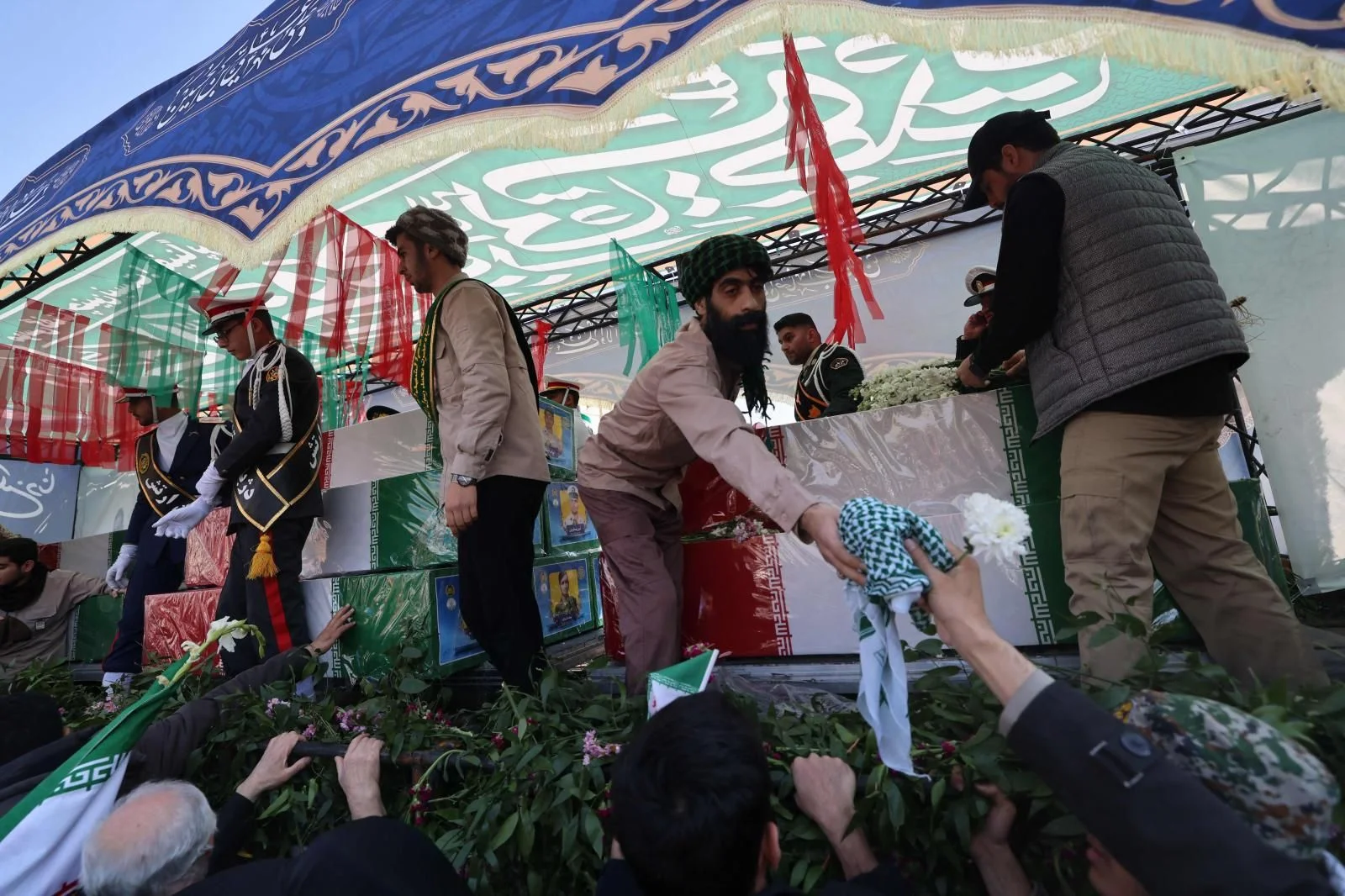 Irán recluta a niños de 12 años para patrullar las calles de Teherán