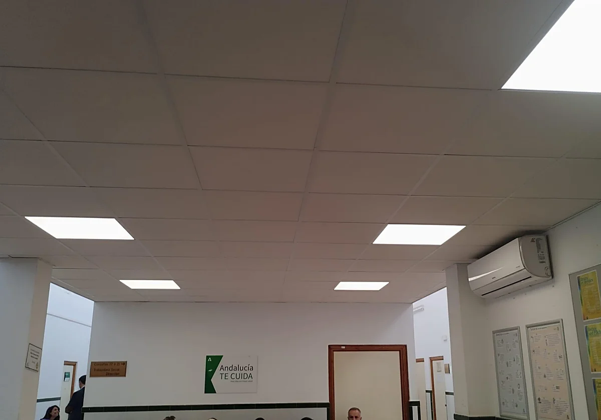 La Junta arregla el techo de la sala de espera del centro de salud de San Miguel que se vino abajo